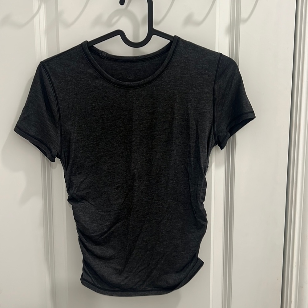 Lululemon gray cropped shirt